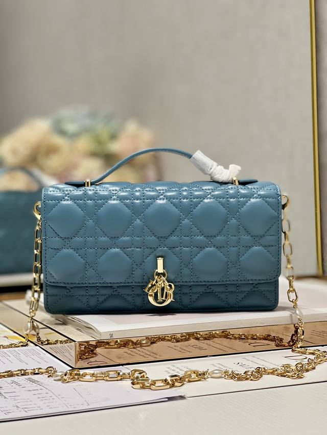 正品级 lady Dior 珍珠手拿包 蓝色 这款手拿包是本季新品顶部搭配手柄 优雅实用 令 Lady Dior 系列更加丰富 采用蓝色羊皮革精心制作 饰以藤格