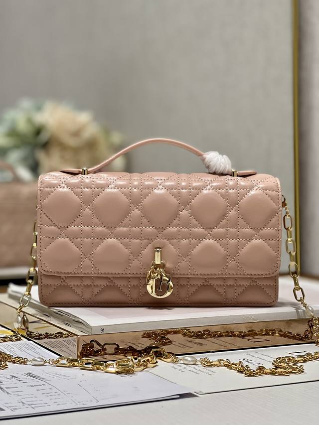 正品级 lady Dior 珍珠手拿包 粉色 这款手拿包是本季新品顶部搭配手柄 优雅实用 令 Lady Dior 系列更加丰富 采用粉色羊皮革精心制作 饰以藤格