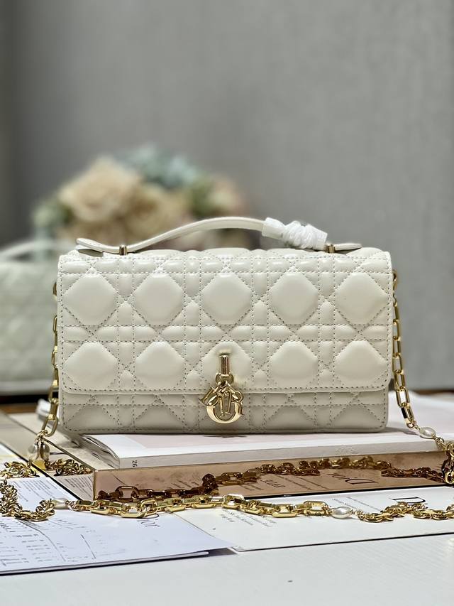 正品级 lady Dior 珍珠手拿包 白色 这款手拿包是本季新品顶部搭配手柄 优雅实用 令 Lady Dior 系列更加丰富 采用白色羊皮革精心制作 饰以藤格