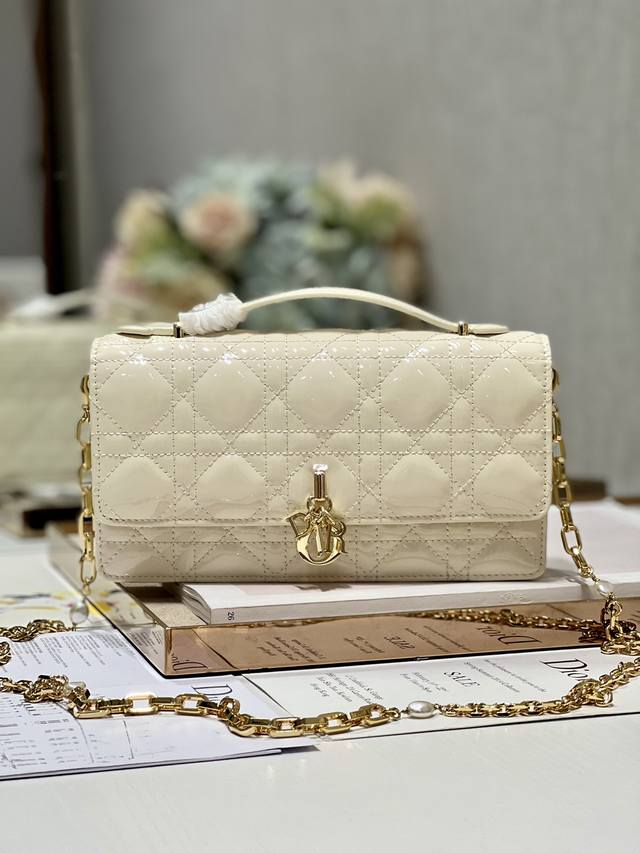 正品级 lady Dior 珍珠手拿包 漆皮白色 这款手拿包是本季新品顶部搭配手柄 优雅实用 令 Lady Dior 系列更加丰富 采用白色小牛皮革精心制作 饰