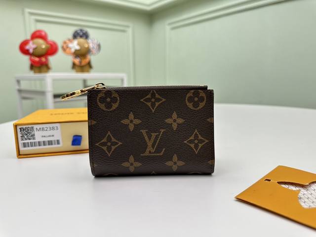 正品级 顶级原单 M82383棕portefeuille Lisa 采用 Monogram 帆布制成 内衬彩色皮革 这款紧凑型钱包配有 Circle 拉手和角撑