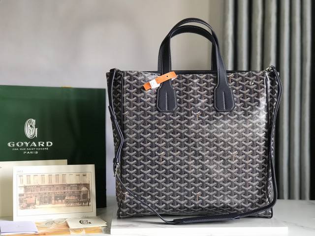 正品级 goyard Tote Voltaire 男款托特手提包 是标志性saint Louis 包的竖直版本 具有更多结构划功能 包兼具大容量与精致美感 充满