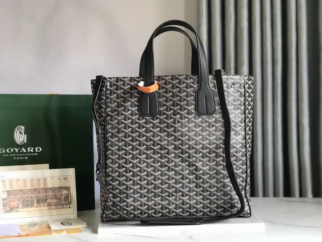 正品级 goyard Tote Voltaire 男款托特手提包 是标志性saint Louis 包的竖直版本 具有更多结构划功能 包兼具大容量与精致美感 充满