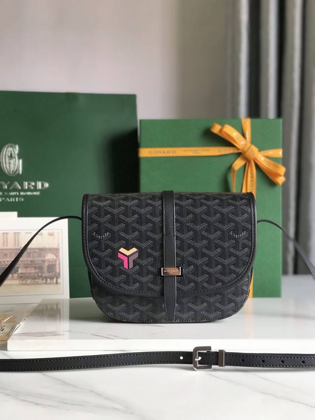 正品级 全新推出的goyard Belv d re 二代 belv d re包最经典的特质 简约优雅 轻便实用 单狭带扣流畅地穿过金属环 开关自如 皮质镶边以线