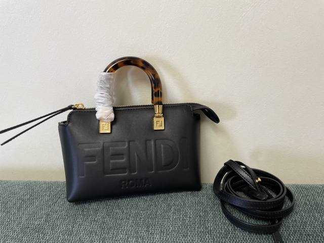 正品级 现货 fend1全新mini Bythe Way迷你包 包包拥有纯净简约廓形的bythewav结合玳瑁手柄等 有个性元素又颇为惹人怜爱的迷你 光滑小牛皮