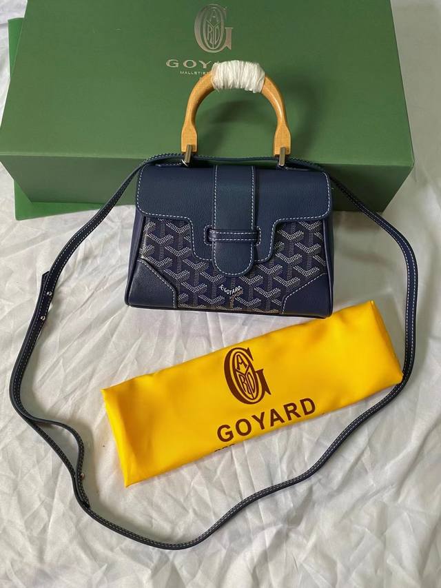 Goyard Mini Saigon 西贡包 象征着爱情 优雅 与精致的saigon包 低调做工又完美 这款包优雅复古又不失风情让人很难拒绝的款式 虽然是木质的