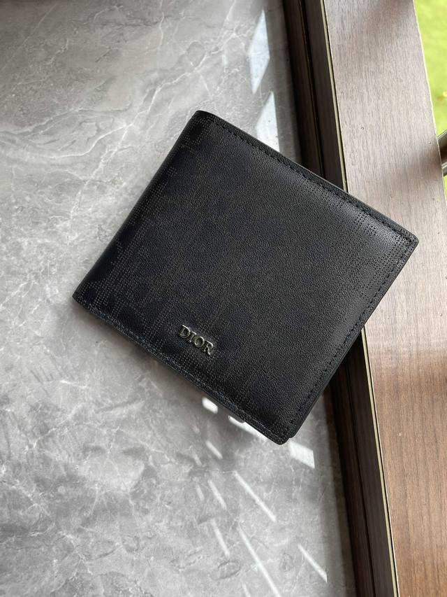 Dior 男士短款钱夹 黑色oblique Galaxy印花效果皮革采用镂空的光滑牛皮革搭配反光里料 双折款式 搭配黑色头层牛皮 内置1个双层现金隔层 2个票据