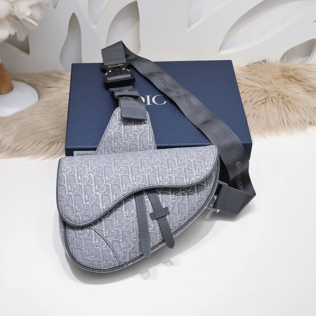 Dior-迪奥专柜最新款马鞍包官网同步 采用深灰色oblique 印花面料精心制作 饰以金属光泽线 磁性翻盖下隐藏着一个拉链口袋 可安全收纳各种日常用品 搭配可