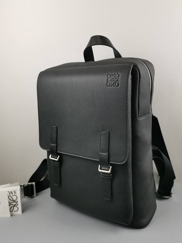 柔软粒面牛皮革军用背包 3 颜色 尺寸39-28.5-11 型号330 military Backpack 是一种宽敞且用途广泛的背包 带有一个主隔层和一个折叠