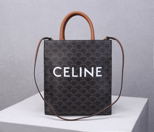Celine 新款手提包 出货 一开始说实话这个款是不看好的 后来原版到手 看了实物才知道这个包真的很酷尺寸刚好 比起上一款竖版手拿包 这个的尺寸更加实用 不挑