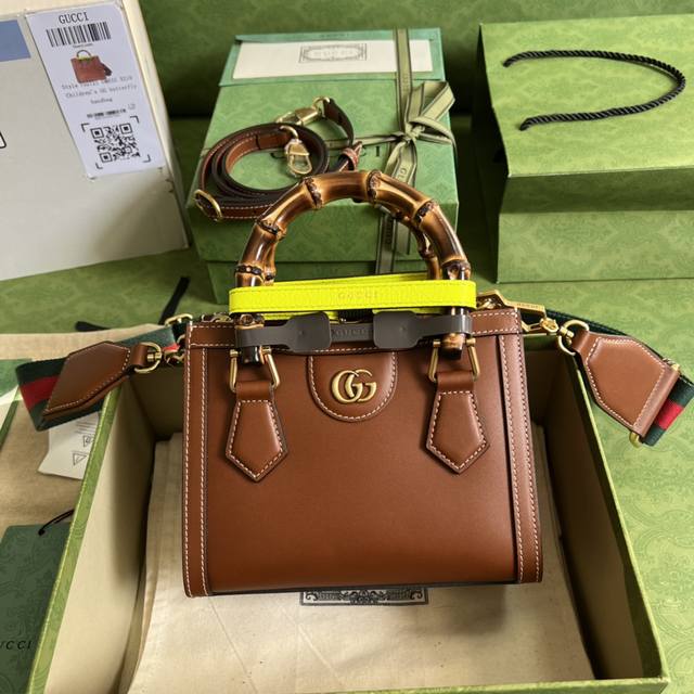 配全套原厂绿盒包装 Gucci Diana小号手提包 即时识别的品牌标志 徽标以新的和意想不到的方式丰富了设计 每个徽标背后都蕴藏着众议院的传统和价值 一个永恒