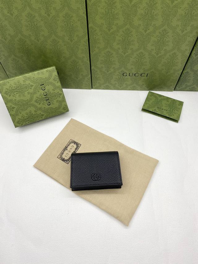 配全套原厂绿盒包装 Gg Marmont系列卡包 这款gg Marmont系列卡包采用经典耐看的黑色皮革制作 为aria-时尚咏叹调 系列再添经典之作 双g配件