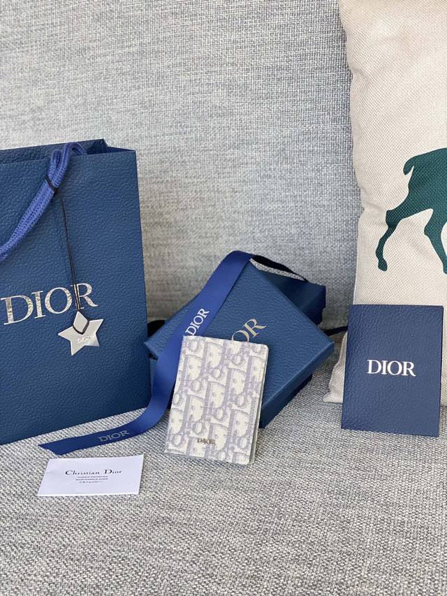 Dior男士新款双折卡夹 采用oblique 印花放入口袋 型号2Esch138 尺寸8.2X11.2 请认准629工厂面料和黑色牛皮革精心制作 彰显dior的