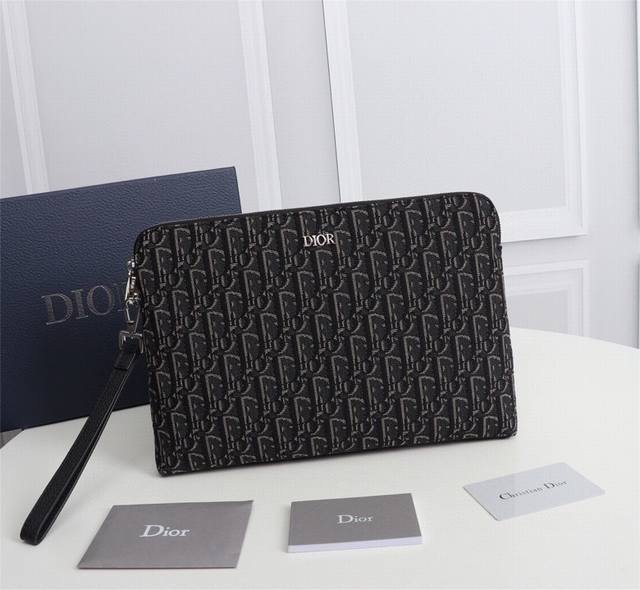 专柜正品有售 顶级原单质量 Dior迪奥oblique手拿包 配专柜正品黑盒 型号 2Obca251Yse 米色和黑色 Oblique 印花 外部饰以金属覆层黄