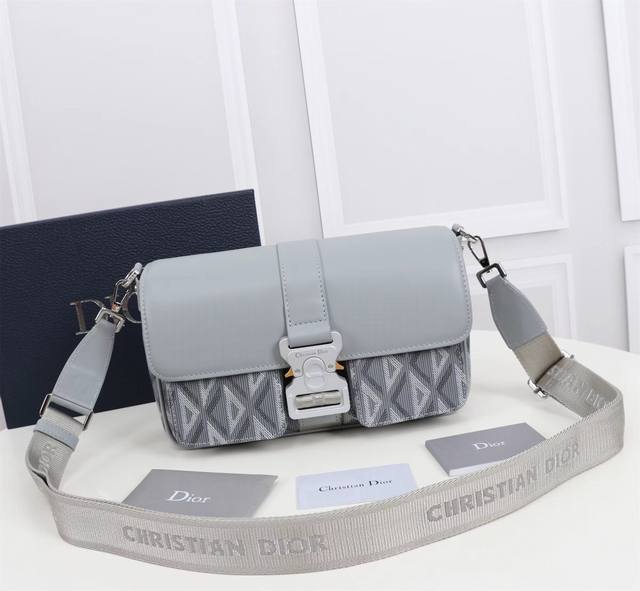 顶级原单 这款 Dior Hit The Road 手袋搭配肩带 是本季新品 将现代风格与 Dior 的高订精神融为一体 采用灰色 Cd Diamond 图案帆