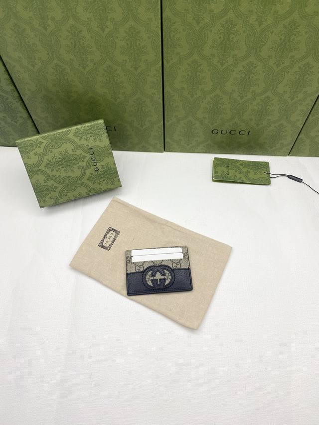 配绿盒包装 这款卡片夹缀饰镂空皮革互扣式双g细节 巧妙搭配gg Supreme帆布 塑就兼具现代风尚与经典格调的配饰 自20世纪60年代问世至今 标志性互扣式双