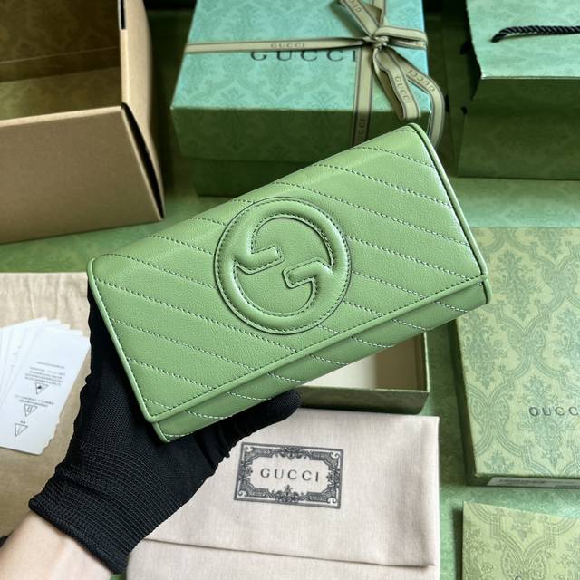配全套原厂绿盒包装 Gucci Blondie系列长款钱包 Gucci Blondie系列以品牌颇为大胆的一款图案搭配同色调皮革设计 处处散发着含蓄内敛的气息