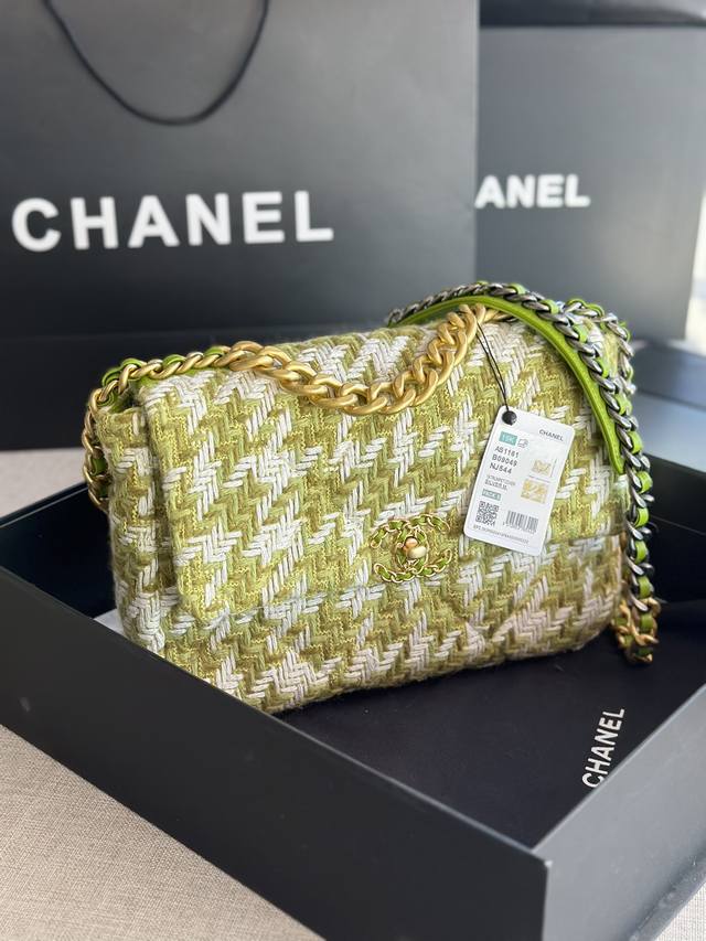 Chanel 2021年新色 秋冬款 绒布系列 千鸟格 这款包简直是小香一切经典元素的结合 小香迷菱格纹 皮链袋 双c标志 一眼钟情 看到它的第一眼的时候 Al