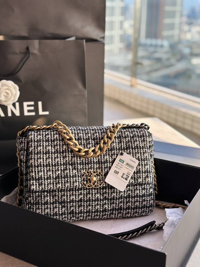 Chanel 2021年新色 秋冬款 绒布系列 千鸟格 这款包简直是小香一切经典元素的结合 小香迷菱格纹 皮链袋 双c标志 一眼钟情 看到它的第一眼的时候 Al