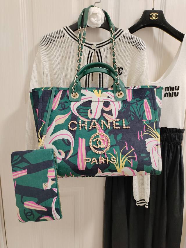 Chanel 23A 高级手工坊 绿印花沙滩包 印花丝绒木质珍珠logo 色彩的碰撞 别有一帆度假风 两个尺寸:大号38Cm-中号34Cm