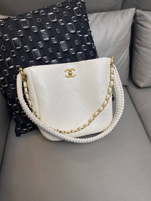 Chanel香奈儿23年a黑金hob0嬉皮包编织链条设计挺耐人寻味的 比起单单一根光溜溜的肩带女人味一点 挺适合用在这种本身就是很酷很大气中性的包款了 真的要背