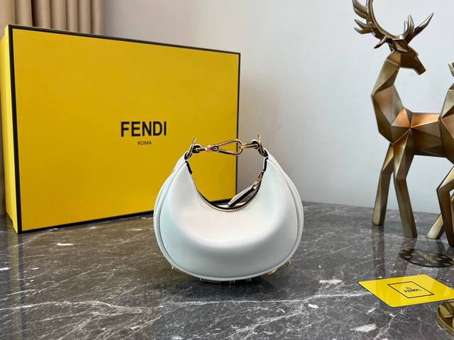 Fend1Praphy腋下包 以月牙造型为特色 把经典金属大logo[Fend1]装饰在包包底部 包包的轮廓很贴切身体的线条 背在腋下的时候时尚感满满 简直就是