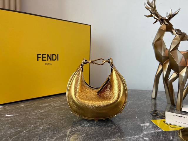 Fend1Praphy腋下包 以月牙造型为特色 把经典金属大logo[Fend1]装饰在包包底部 包包的轮廓很贴切身体的线条 背在腋下的时候时尚感满满 简直就是