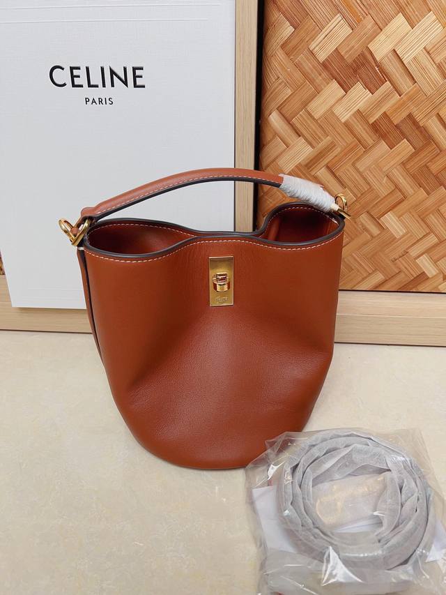 Celin* Bucket 16Bag Mini水桶包 对celin*的爱是认真的 每一个款都能击中小心脏 这款冷门的包型搭配进口牛皮复古金色五金 有着高颜值的