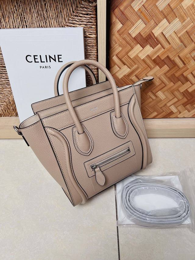 私货 Celine Nano Luggage笑脸包 .意大利进口小牛皮粒面 简单线条跟质感并存 可爱又q的风格让它受众多博主明星追捧 拼色 单色更能立体的展现出