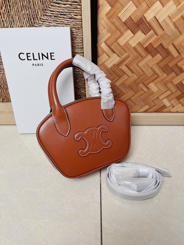Celine 2022新品保龄球包 手拎斜挎复古又时髦的一只包包 实物真的吼吼看吖 很有质感 大小也刚刚好 可以放下手机 容量很给力 时尚的celine女孩们