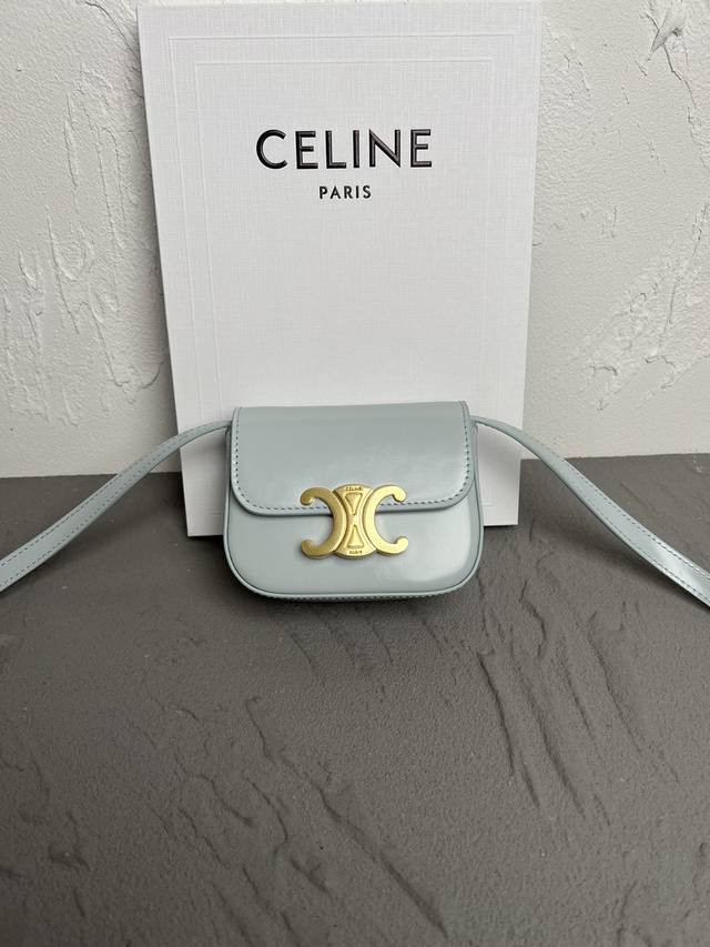 Celine2022 新品mini 耳机包 C家这一年陆续出的小包但这一季cline Mini可可爱爱必收 虽然小包容量不是特别大 但是颜值暴击 可爱暴击又不是