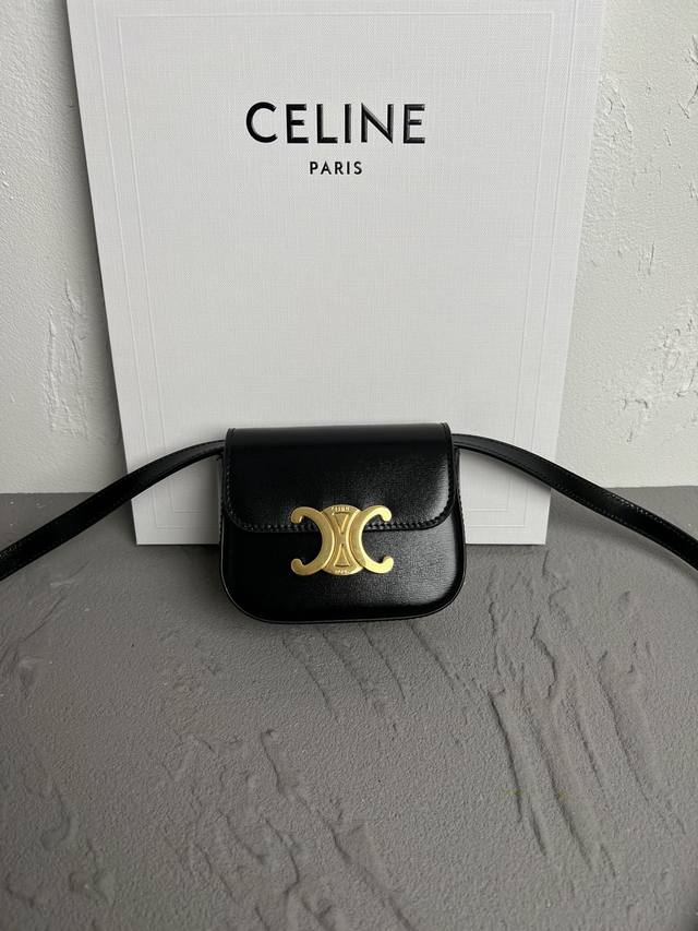 Celine2022 新品mini 耳机包 C家这一年陆续出的小包但这一季cline Mini可可爱爱必收 虽然小包容量不是特别大 但是颜值暴击 可爱暴击又不是