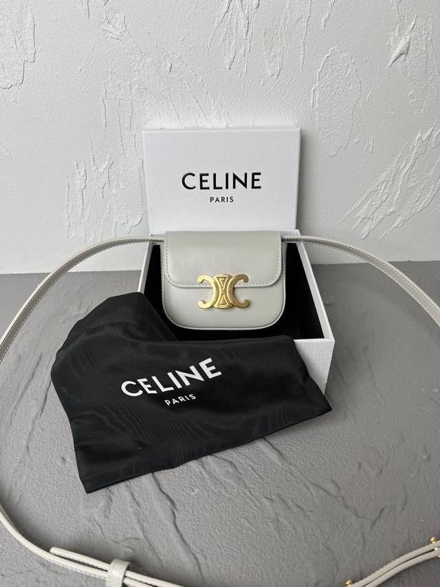 Celine2022 新品mini 耳机包 C家这一年陆续出的小包但这一季cline Mini可可爱爱必收 虽然小包容量不是特别大 但是颜值暴击 可爱暴击又不是