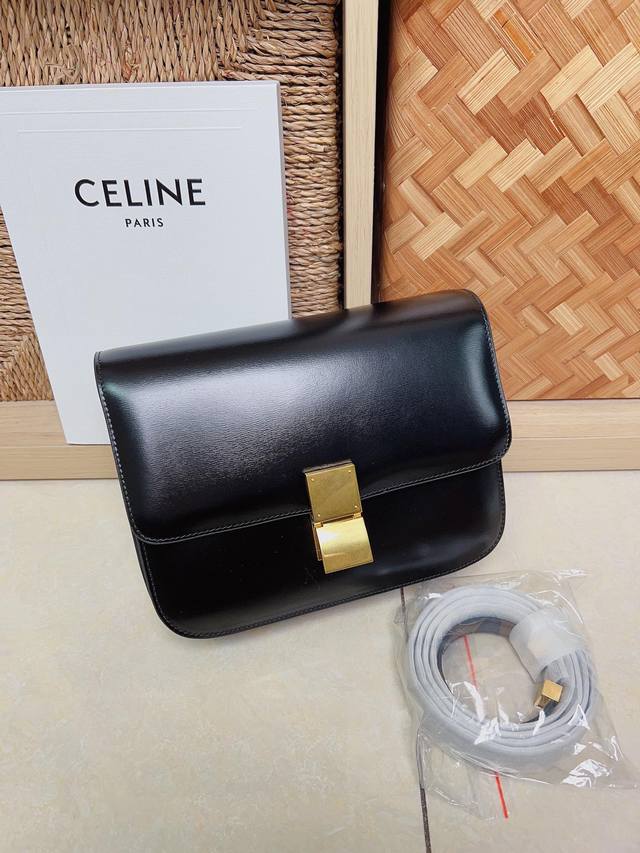私货 正品级 #Celine Classic Box #采用全新进口牛皮搭配羔羊皮内里在五金上采用了精钢材质 可以更好的相互配合体现岁月感 有使用痕迹的clas