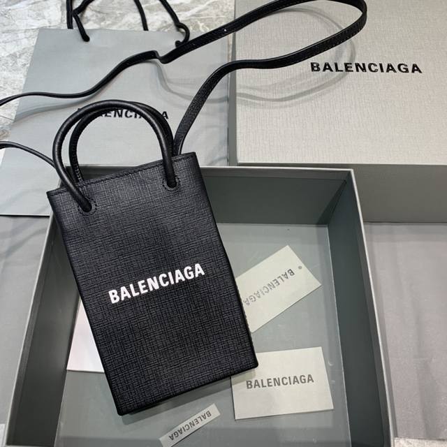 Balencia新潮到犯规的迷你手机包 低调又大气 时尚潮人必备单品配牛皮肩带 12-4.5-18Cm