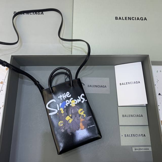 Balencia新潮到犯规的迷你手机包 低调又大气 时尚潮人必备单品配牛皮肩带 12-4.5-18Cm