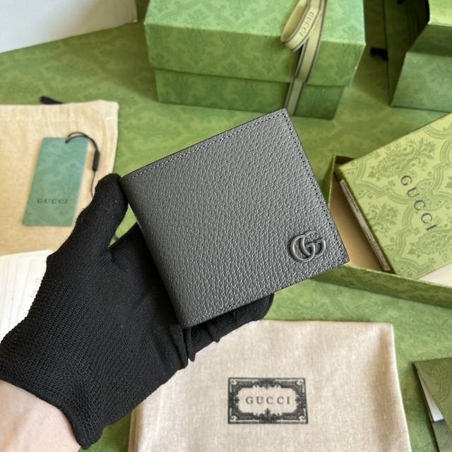 配全套原厂绿盒包装 Gg Marmont系列皮革双折钱包 Gucci持续更新配色 添加更精致的色调 在全新配色与组合中 品牌运用现代视角 重新诠释经典gg Ma
