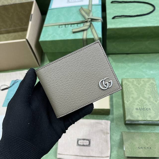 配全套原厂绿盒包装 Gg Marmont系列钱包 Gucci持续更新配色 添加更精致的色调 在全新配色与组合中 品牌运用现代视角 重新诠释经典gg Marmon