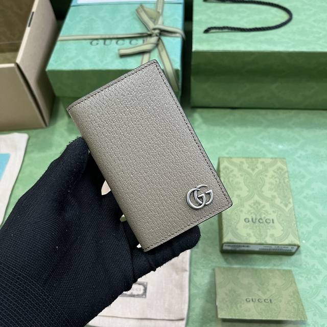 配全套原厂绿盒包装 Gg Marmont系列卡片夹 Gucci持续更新配色 添加更精致的色调 在全新配色与组合中 品牌运用现代视角 重新诠释经典gg Marmo