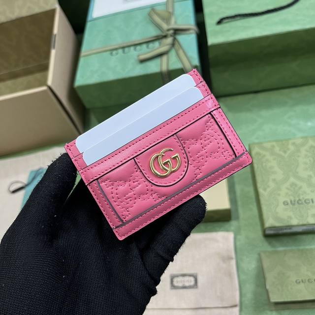 配全套原厂绿盒包装 Gg Matelass 卡包 绗缝皮革以柔软质感诠释品牌标志性材质 富有纹理感的几何图案生动演绎包括这款玫粉色卡包在内的多款小号皮革配饰 正