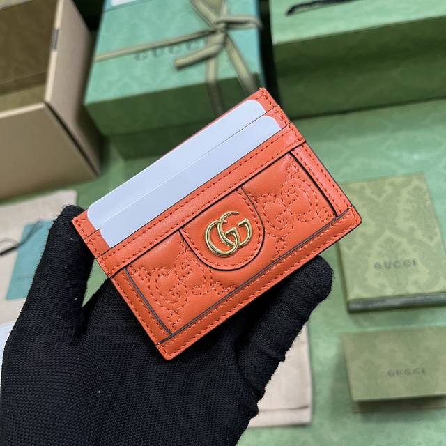 配全套原厂绿盒包装 Gg Matelass 卡包 绗缝皮革以柔软质感诠释品牌标志性材质 富有纹理感的几何图案生动演绎包括这款橙色卡包在内的多款小号皮革配饰 正面