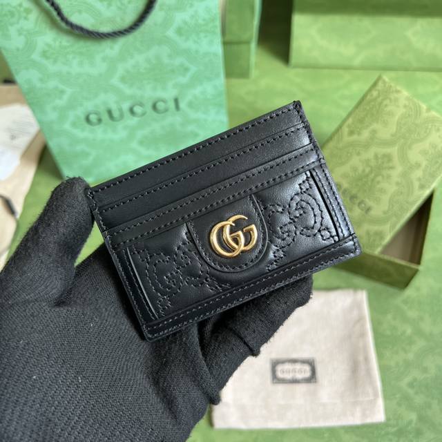 配全套原厂绿盒包装 Gg Matelass 卡包 绗缝皮革以柔软质感诠释品牌标志性材质 富有纹理感的几何图案生动演绎包括这款黑色卡包在内的多款小号皮革配饰 正面