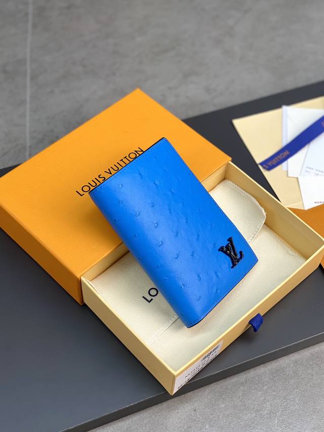 N82510 蓝色 护照夹 本款护照夹选取华美鸵鸟皮革 展现路易威登在皮革制作方面的精深造诣 鲜明色彩注入昂扬活力 卡片夹层 隔层和钱袋丰富功能设计 10 X