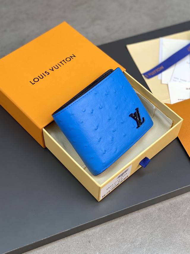 N82508 蓝色 短夹 本款短夹选取华美鸵鸟皮革 展现路易威登在皮革制作方面的精深造诣 鲜明色彩注入昂扬活力 卡片夹层 隔层和拉链零钱袋丰富功能设计 12 X
