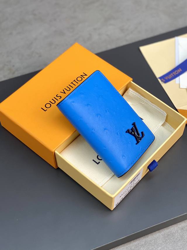 N82507 蓝色 卡包 本款卡夹选取华美鸵鸟皮革 展现路易威登在皮革制作方面的精深造诣 鲜明色彩注入昂扬活力 卡片夹层 隔层和拉链零钱袋丰富功能设计 8 X