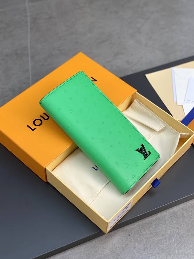 N82509 绿色 长夹 本款长夹选取华美鸵鸟皮革 展现路易威登在皮革制作方面的精深造诣 鲜明色彩注入昂扬活力 卡片夹层 隔层和拉链零钱袋丰富功能设计 10 X