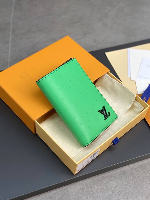 N82510 绿色 护照夹 本款护照夹选取华美鸵鸟皮革 展现路易威登在皮革制作方面的精深造诣 鲜明色彩注入昂扬活力 卡片夹层 隔层和钱袋丰富功能设计 10 X