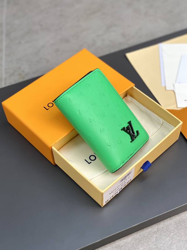 N82507 绿色 卡包 本款卡夹选取华美鸵鸟皮革 展现路易威登在皮革制作方面的精深造诣 鲜明色彩注入昂扬活力 卡片夹层 隔层和拉链零钱袋丰富功能设计 8 X