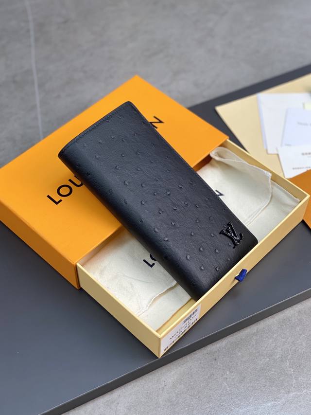 N82509 黑色 长夹 本款长夹选取华美鸵鸟皮革 展现路易威登在皮革制作方面的精深造诣 鲜明色彩注入昂扬活力 卡片夹层 隔层和拉链零钱袋丰富功能设计 10 X