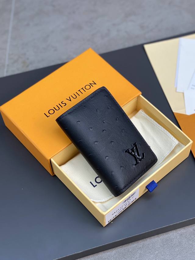 N82507 黑色 卡包 本款卡夹选取华美鸵鸟皮革 展现路易威登在皮革制作方面的精深造诣 鲜明色彩注入昂扬活力 卡片夹层 隔层和拉链零钱袋丰富功能设计 8 X